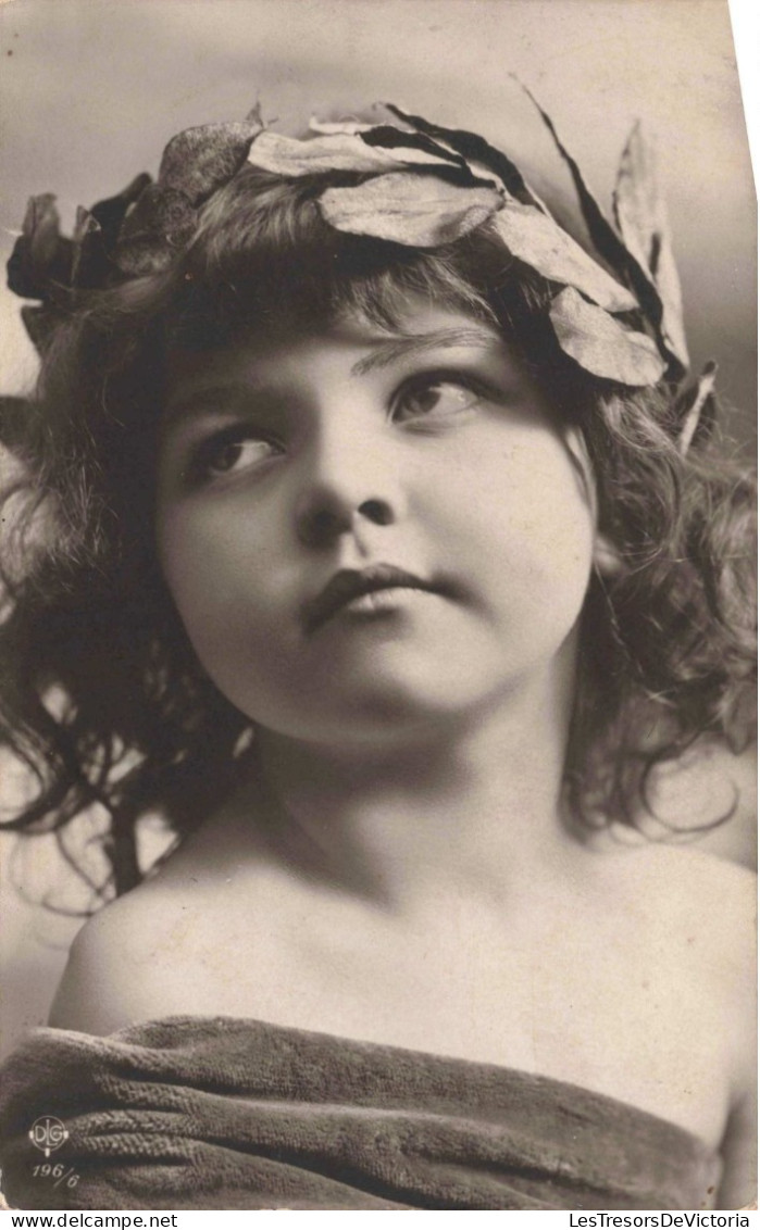 ENFANTS - Portrait - Enfant Avec Des Feuilles Dans Les Cheveux - Carte Postale Ancienne - Abbildungen