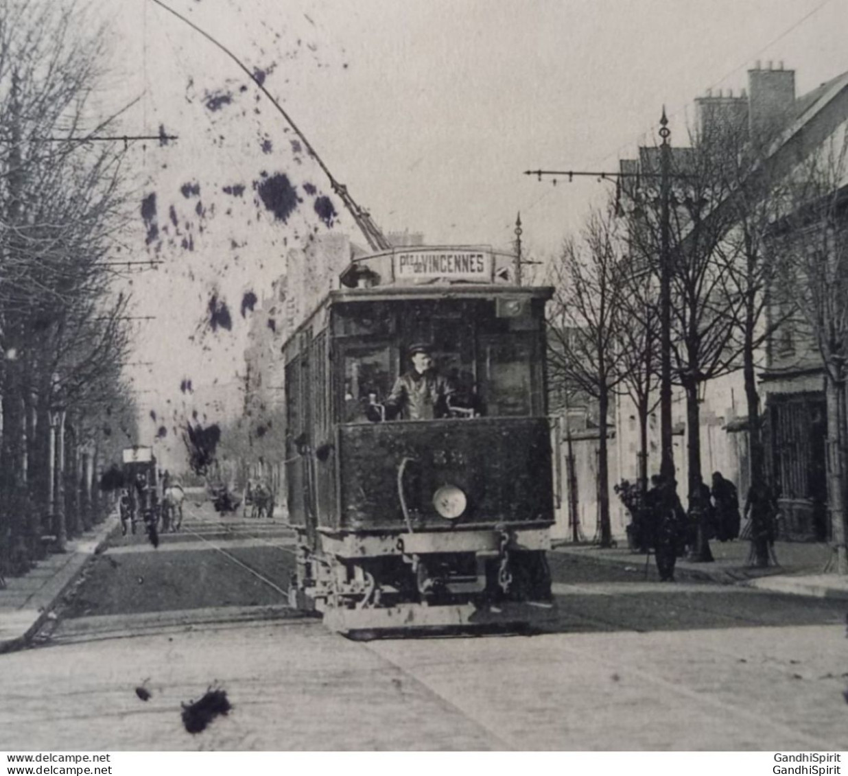 Paris - La Rue De La Convention - Tramway, Tram N°32 Ou 82 Ligne De Porte De Vincennes - Café - Transport Urbain En Surface