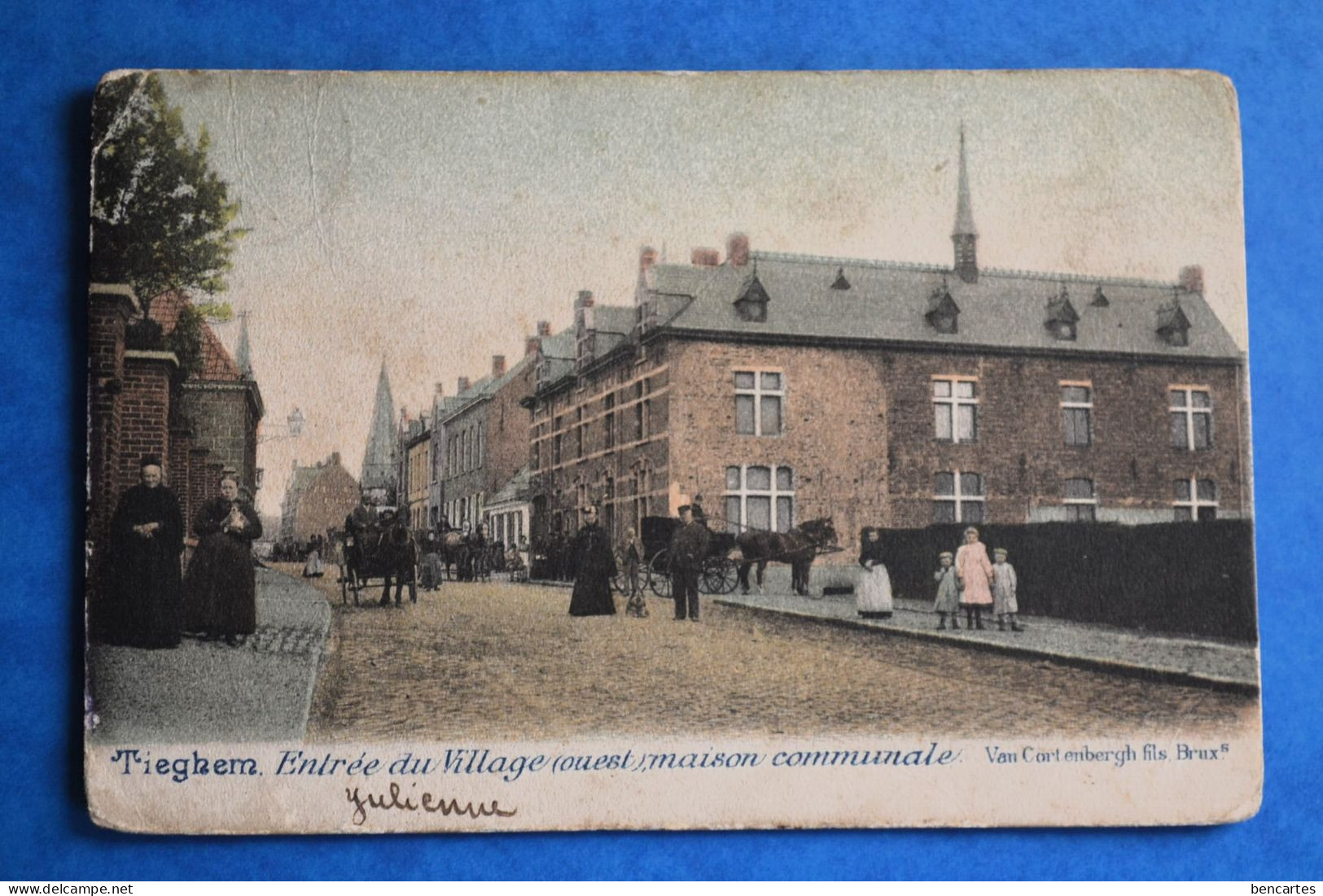 Tieghem : Entrée Du Village Ouest Avec Maison Communale. Très Animée Et En Couleurs. Voir Etat - Anzegem