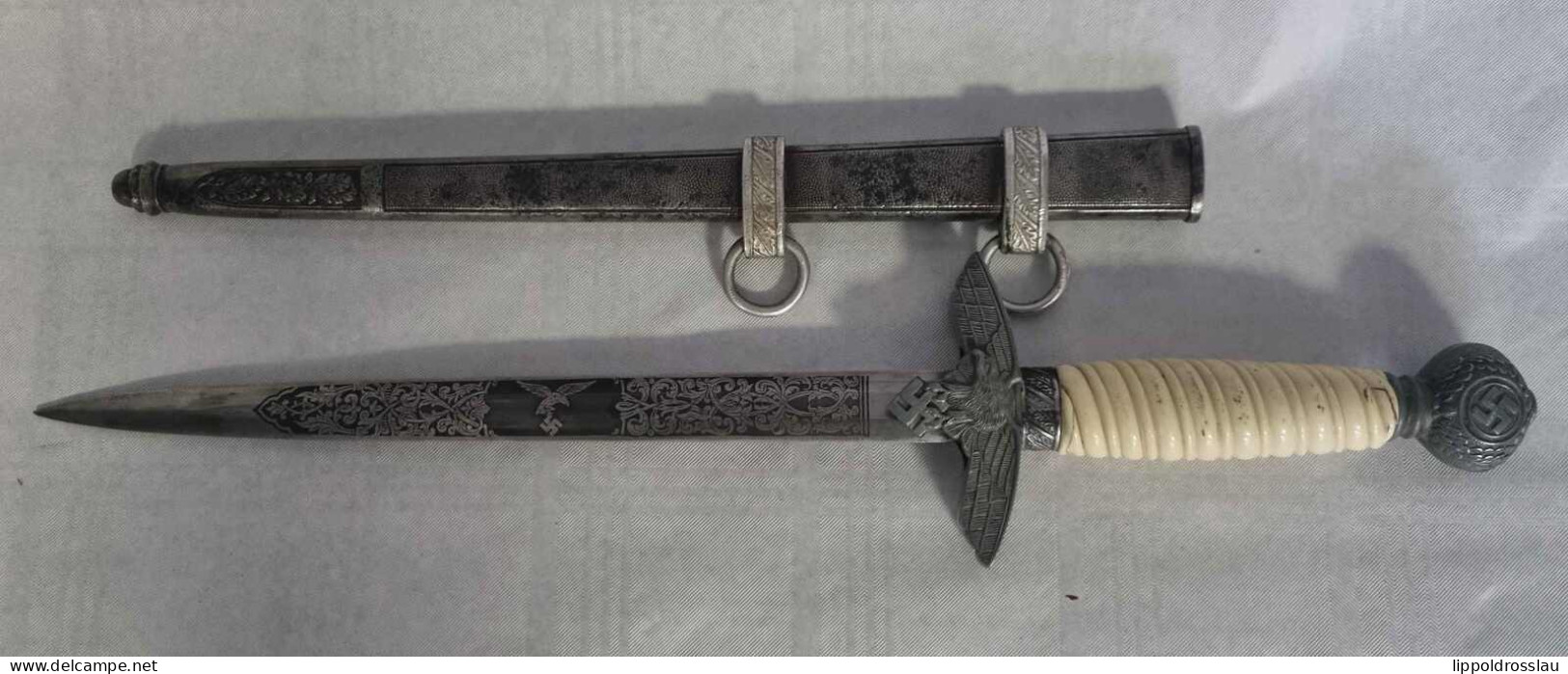 3. Reich Luftwaffe Ehrendolch, Zweites Modell Mit Weißem Zelluloid Beschichtetem Holzgriff, Beschichtung Mit Abplatzung, - Knives/Swords