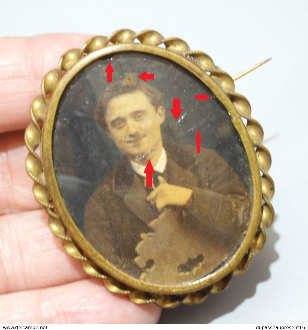 -BROCHE PORTRAIT PHOTO Retouchée HOMME SOURIANT ASSIS TOUR LAITON VITRINE     E