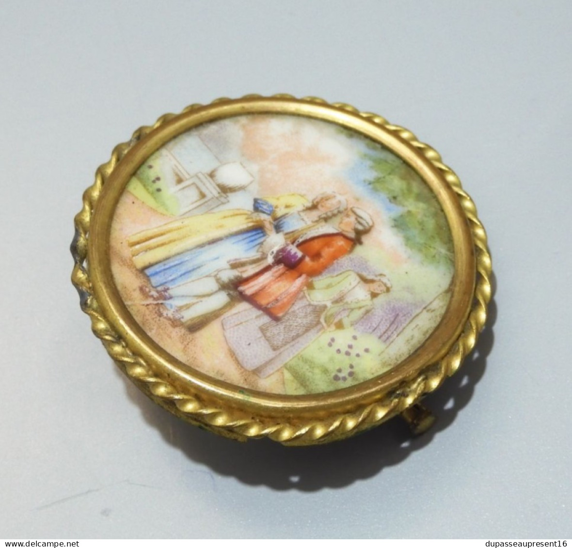 -BROCHE PORCELAINE De LIMOGES SCENE ROMANTIQUE  REHAUTS EMAIL BIJOU ANCIEN     E - Brooches