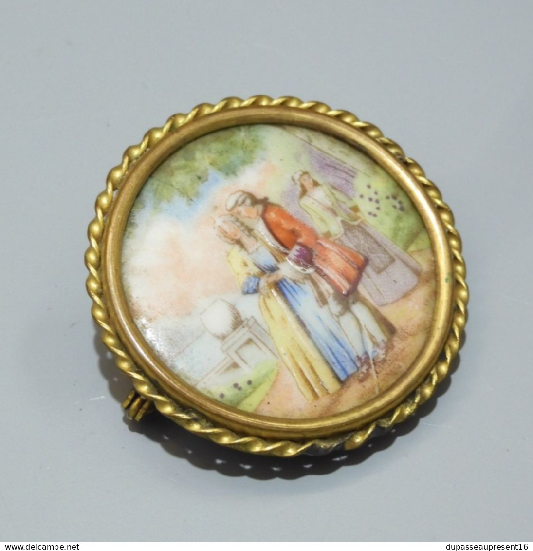 -BROCHE PORCELAINE de LIMOGES SCENE ROMANTIQUE  REHAUTS EMAIL BIJOU ANCIEN     E