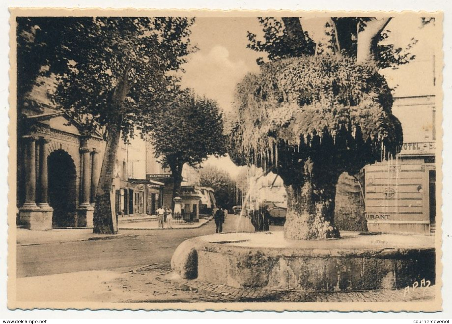 CPSM - SALON (B Du R) - Grande Fontaine Et Cours Carnot - Salon De Provence