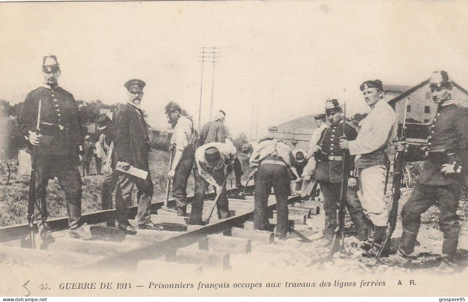 GUERRE DE 1914 PRISONNIERS FRANCAIS OCCUPES AUX TRAVAUX DES LIGNES FERREES PAR LES ALLEMANDS - Guerre 1914-18