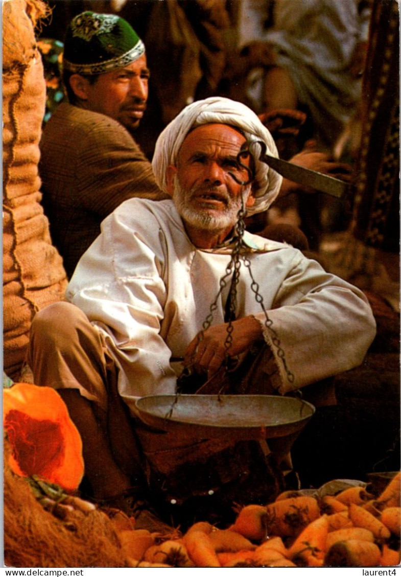 21-10-2023 (4 U 47) Morocco - Vegetable Seller In Market (souk) - Marchands