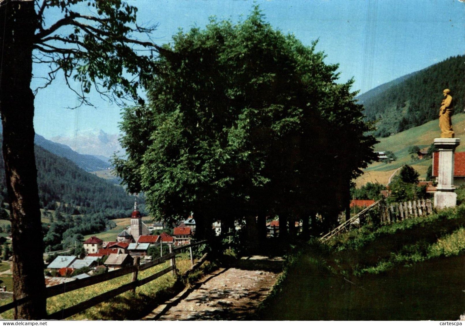 Grand Bornand Promenade Champetre Echappée Sur Le Chef Lieu Au Fond La Tournette     CPM Ou CPSM - Le Grand Bornand