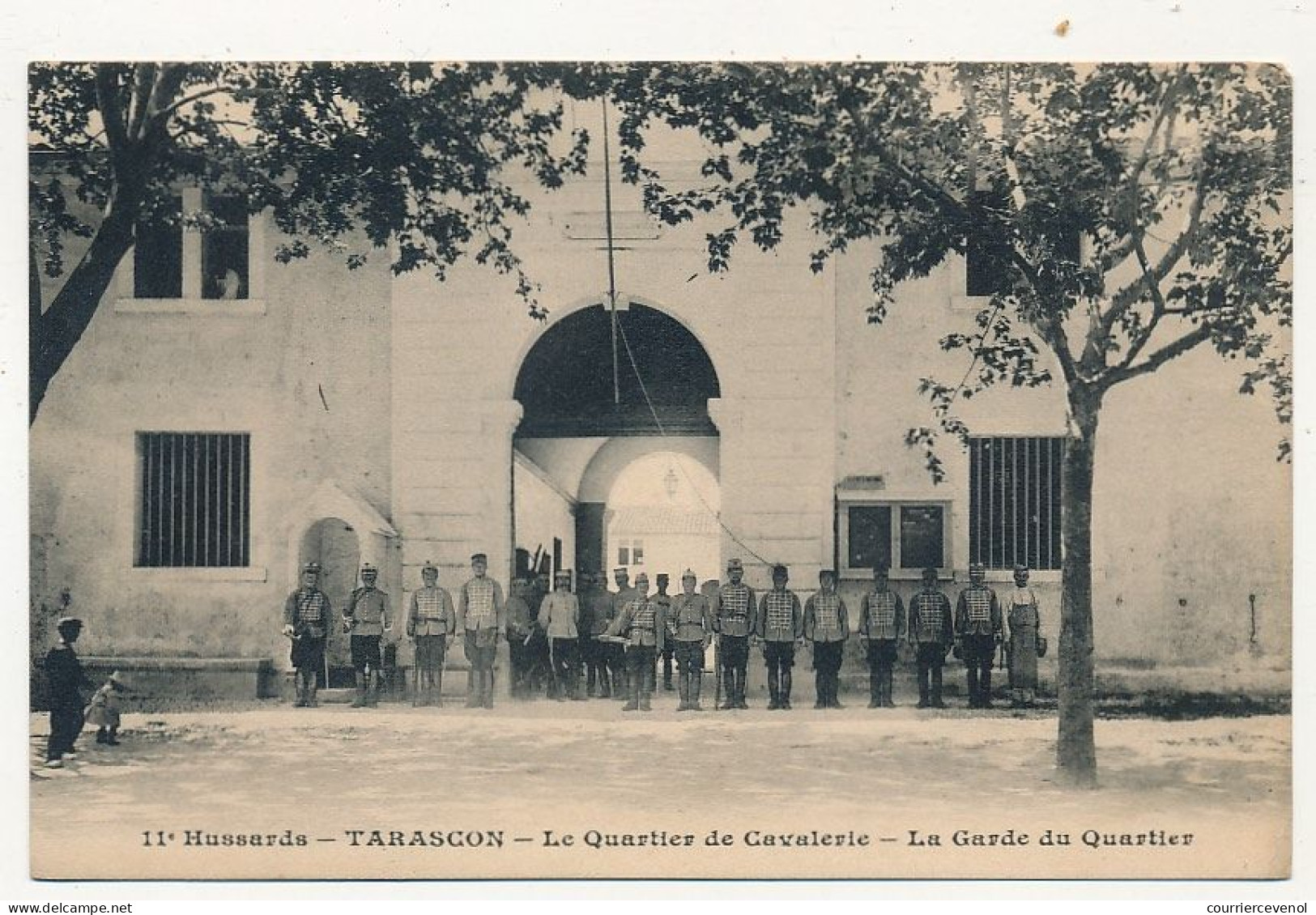 CPA - TARASCON (B Du R) - 11° Hussards - Le Quartier De Cavalerie - La Garde Du Quartier - Tarascon