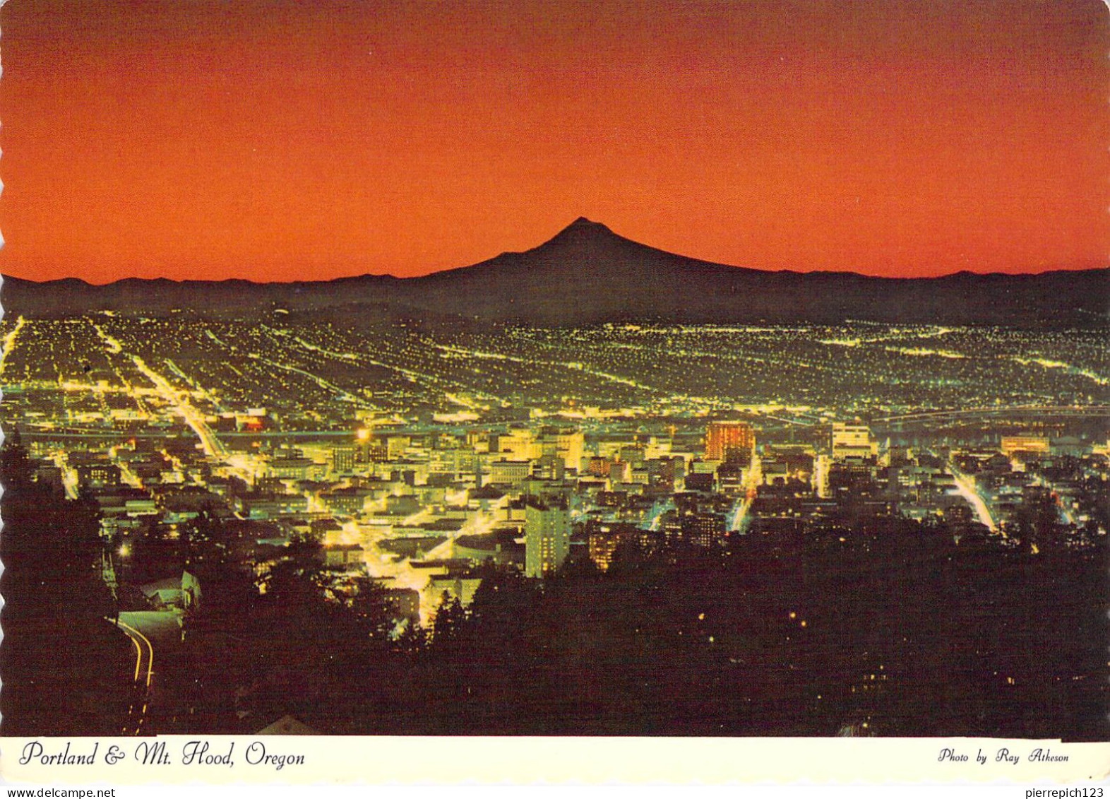 Portland - Vue Nocturne Sur La Ville - Au Fond, Le Mont Hood - Portland