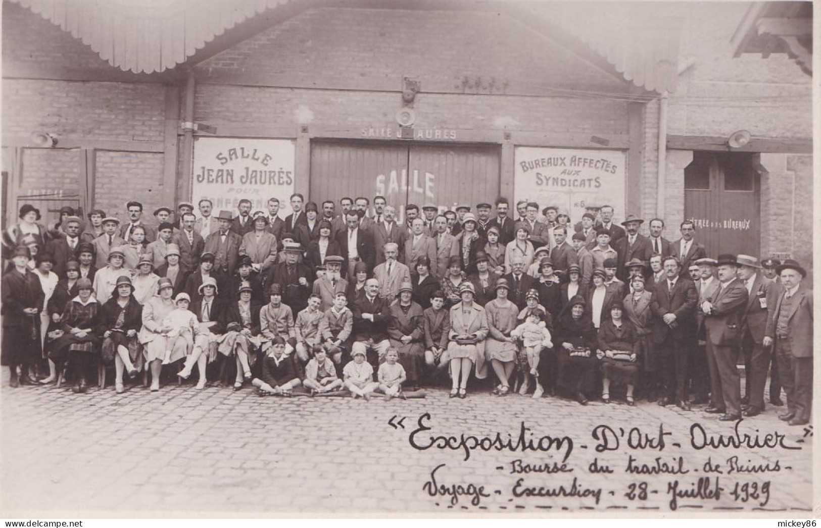 REIMS-carte-photo -28 Juillet 1929-Bourse Du Travail-Expo D'Art Ouvrier-Excursion-Groupe Devant Salle J-Jaurès (animée) - Reims