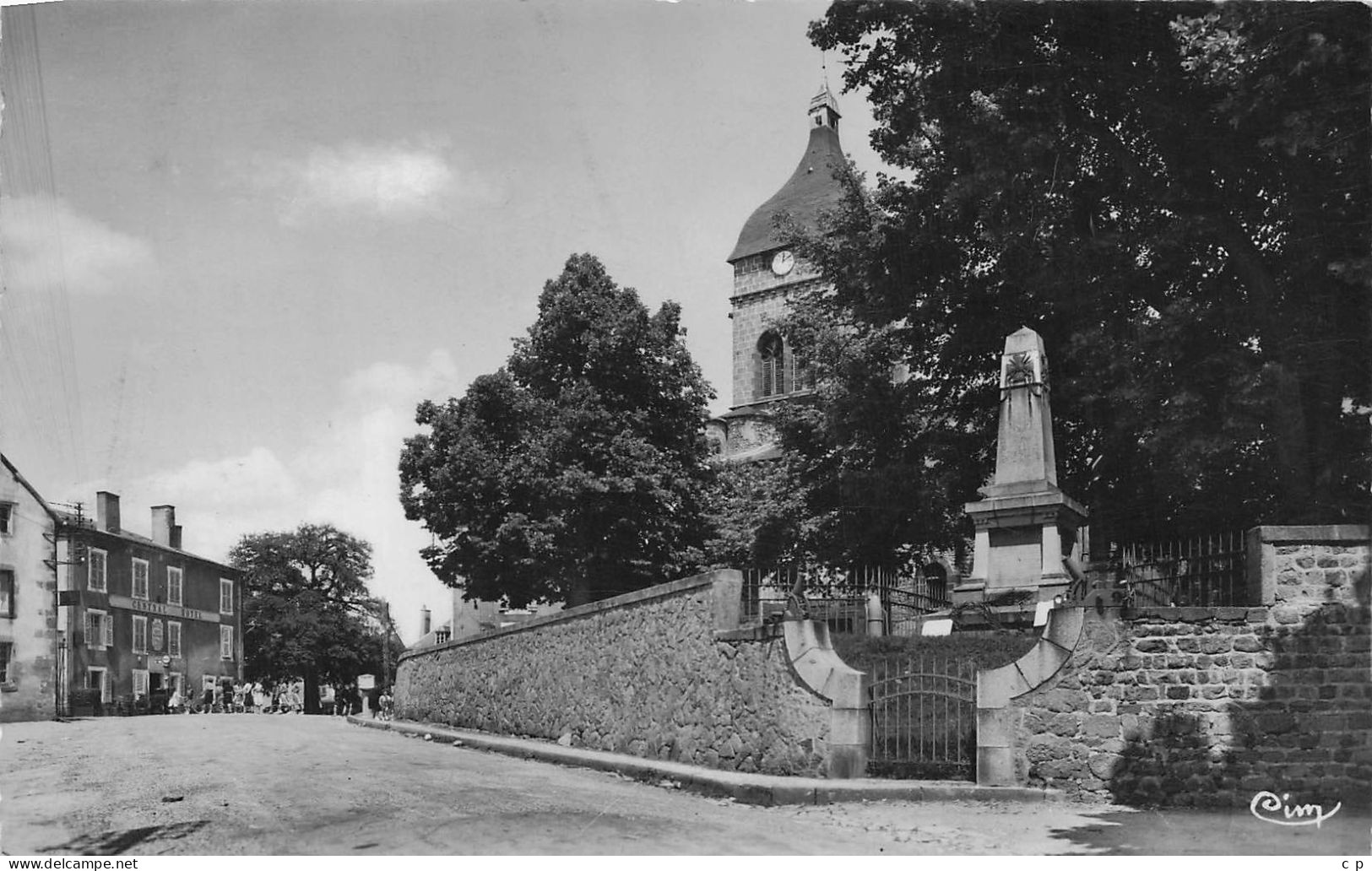 Saint Gervais D'Auvergne - Le Monument Aux Morts    - CPSM °J - Saint Gervais D'Auvergne