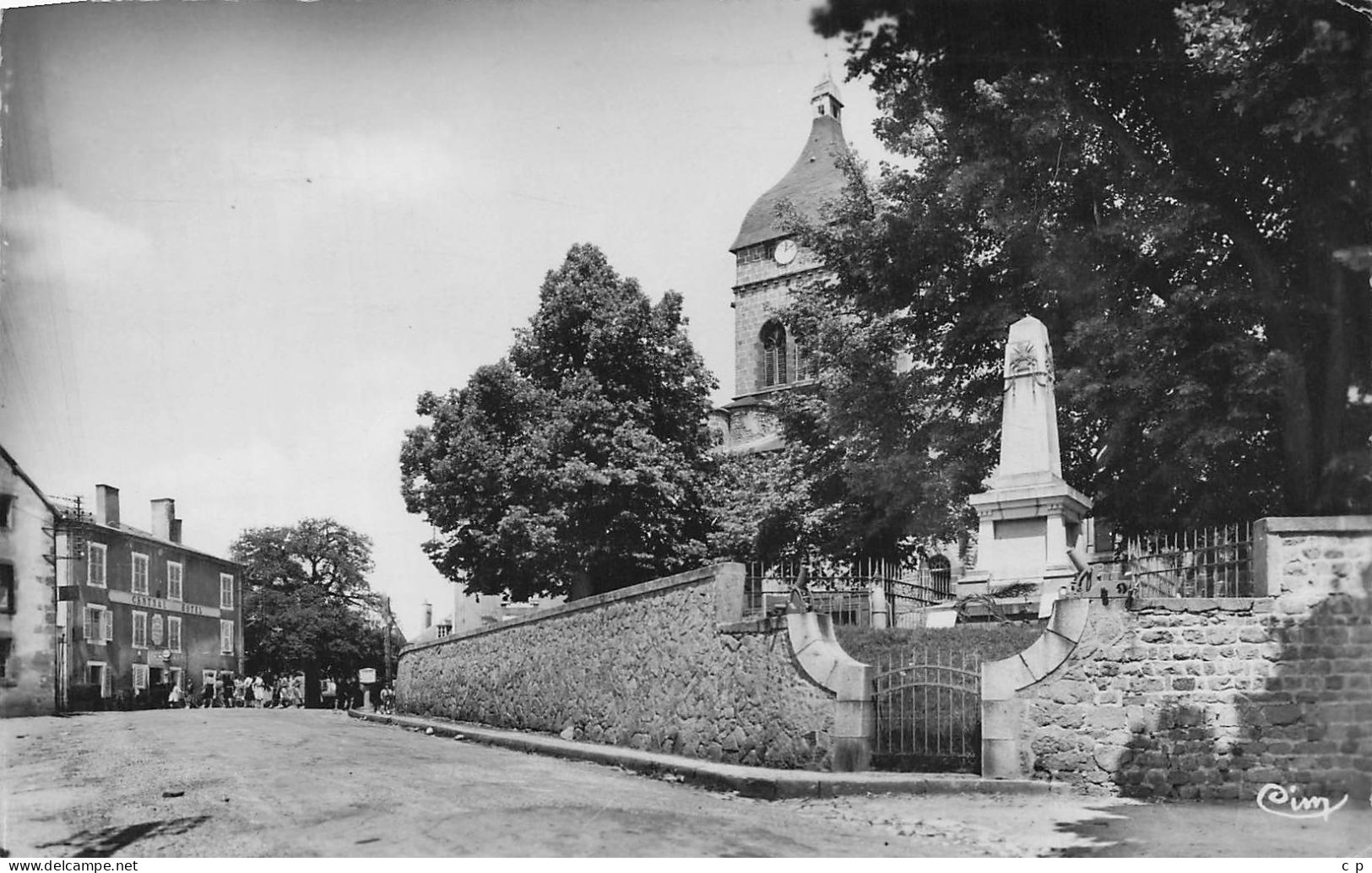 Saint Gervais D'Auvergne - Le Monument Aux Morts    - CPSM °J - Saint Gervais D'Auvergne