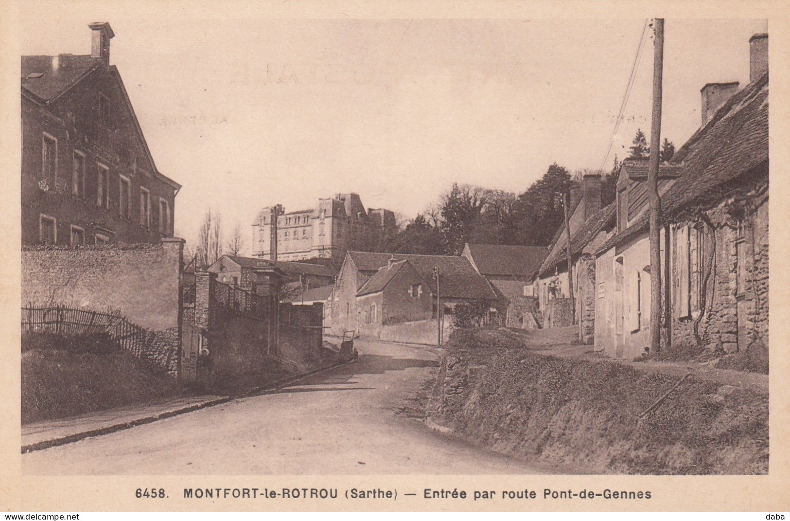 Montfort-le-Rotrou.  Entrée Par La Route Pont-de-Gennes - Montfort Le Gesnois