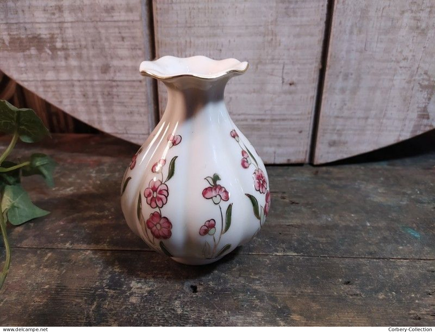 Petit Vase Porcelaine De Zsolnay Hungary Pecs Décor Fleurs. - Zsolnay (HUN)