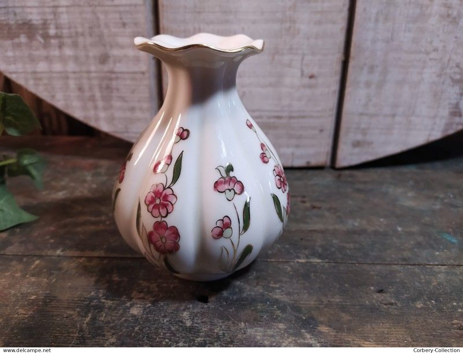 Petit Vase Porcelaine De Zsolnay Hungary Pecs Décor Fleurs. - Zsolnay (HUN)