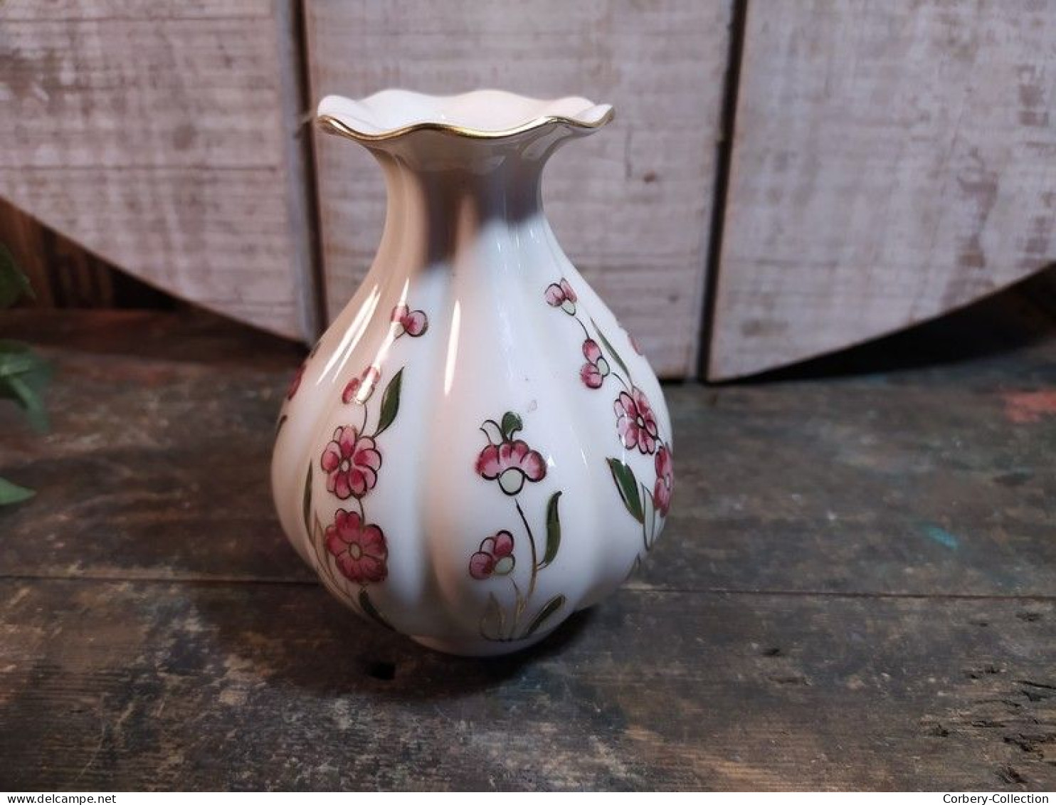 Petit Vase Porcelaine De Zsolnay Hungary Pecs Décor Fleurs. - Zsolnay (HUN)