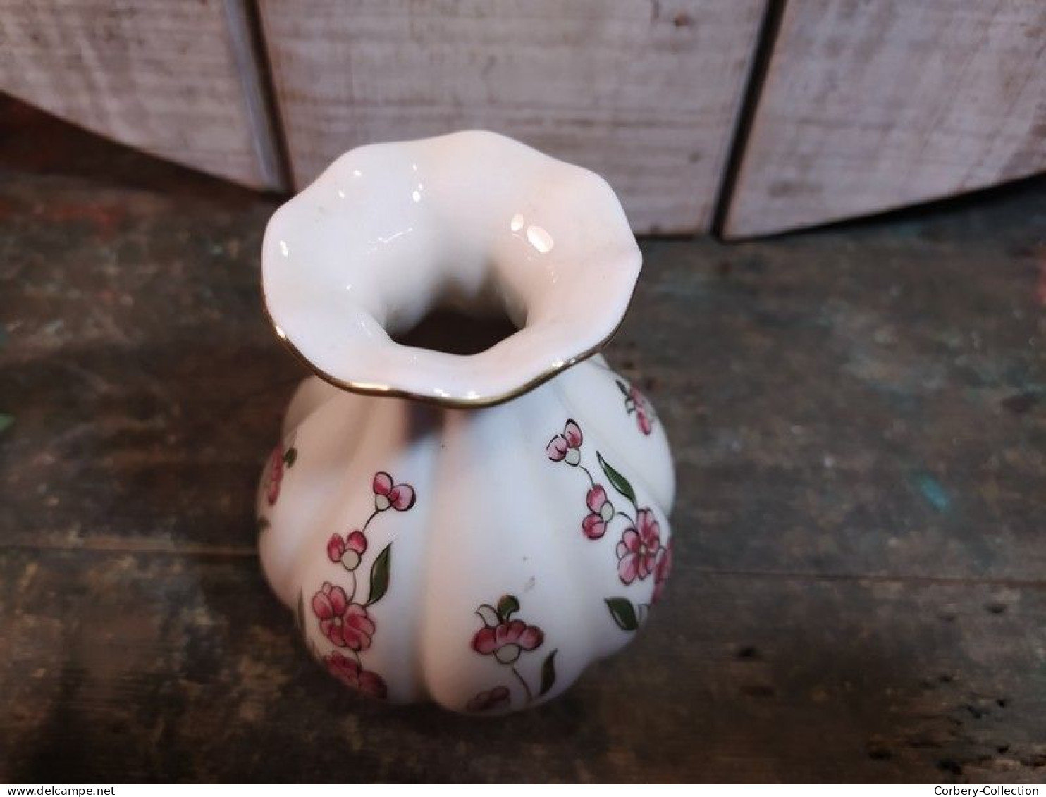 Petit Vase Porcelaine De Zsolnay Hungary Pecs Décor Fleurs. - Zsolnay (HUN)