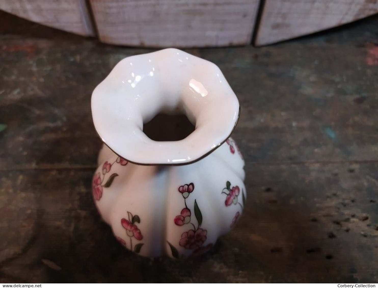 Petit Vase Porcelaine de Zsolnay Hungary Pecs Décor Fleurs.