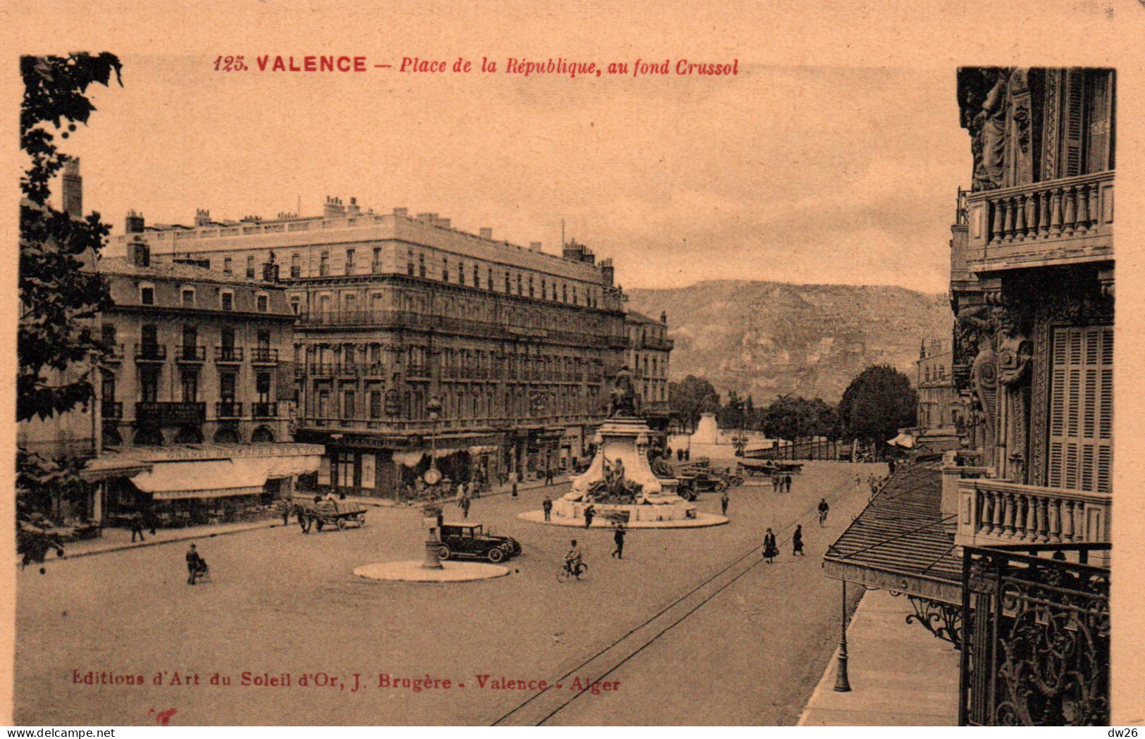 Valence - Place De La République, Au Fond Crussol - Editions D'Art Du Soleil D'Or - Carte N° 125 Non Circulée - Valence