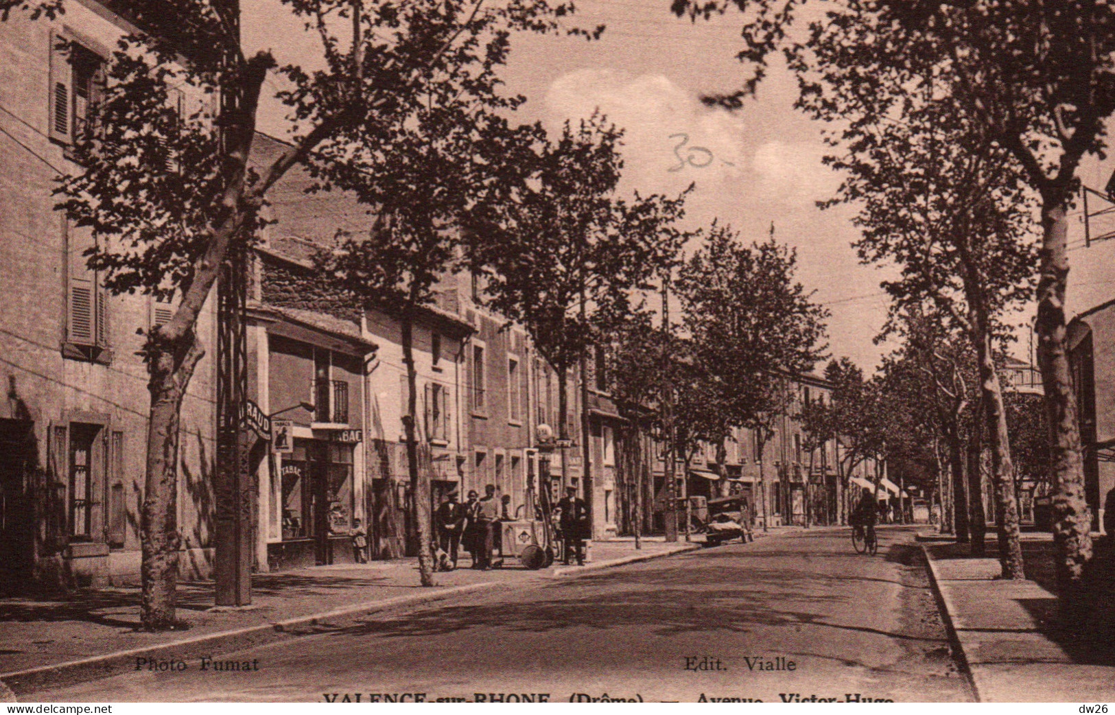 Valence-sur-Rhône - L'Avenue Victor-Hugo, Commerces - Edition Vialle, Photo Fumat - Carte Non Circulée - Valence