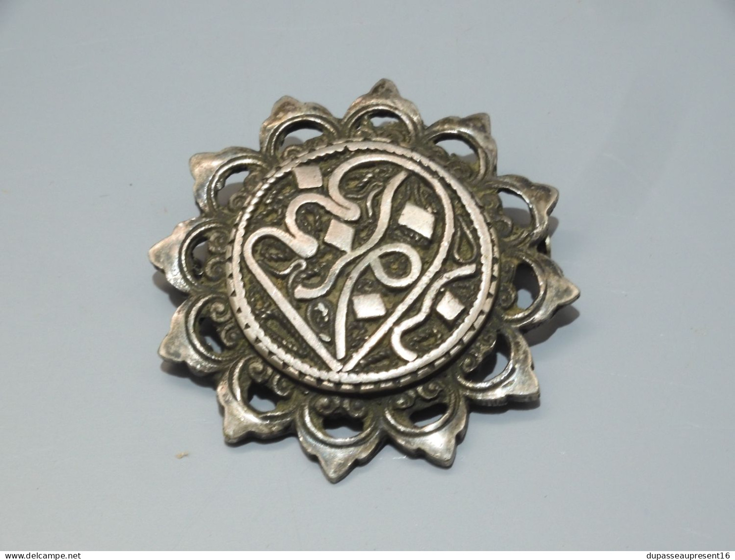 -BROCHE ANCIENNE AFRIQUE DU NORD METAL Argenté BIJOUX ANCIEN VITRINE     E - Brooches