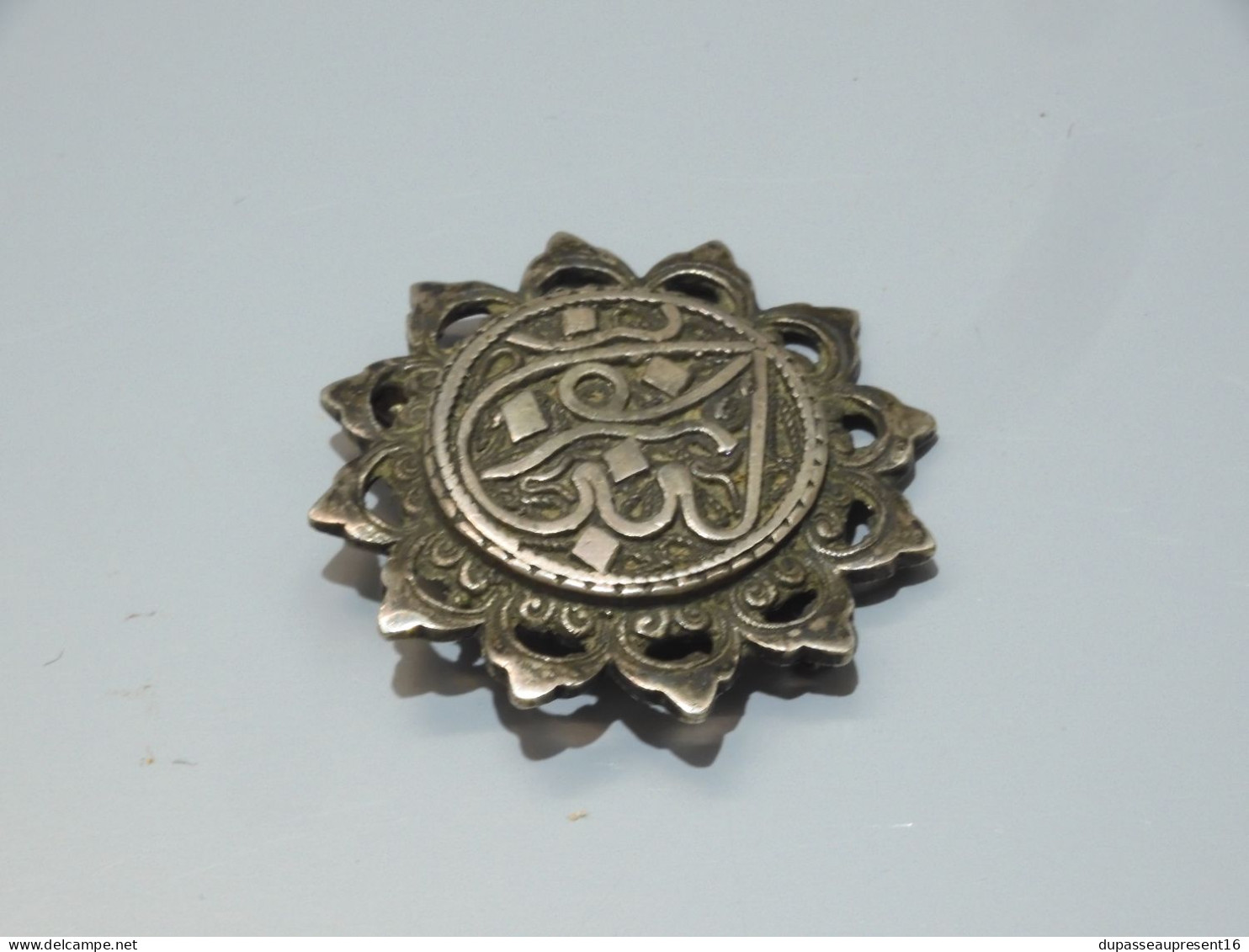 -BROCHE ANCIENNE AFRIQUE DU NORD METAL Argenté BIJOUX ANCIEN VITRINE     E - Brooches