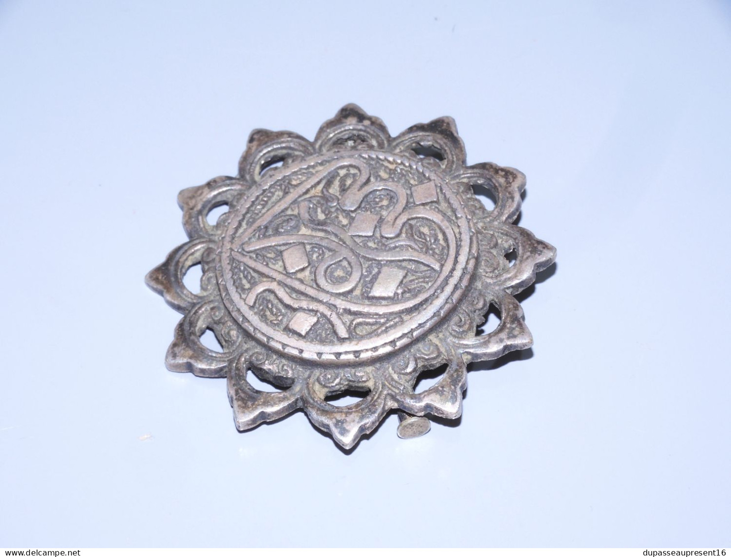 -BROCHE ANCIENNE AFRIQUE DU NORD METAL Argenté BIJOUX ANCIEN VITRINE     E