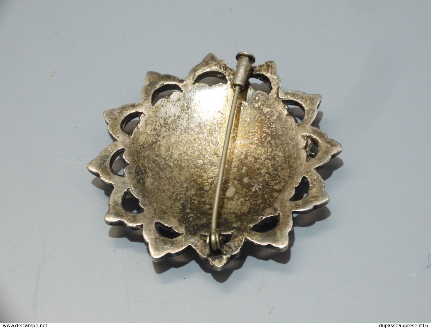 -BROCHE ANCIENNE AFRIQUE DU NORD METAL Argenté BIJOUX ANCIEN VITRINE     E