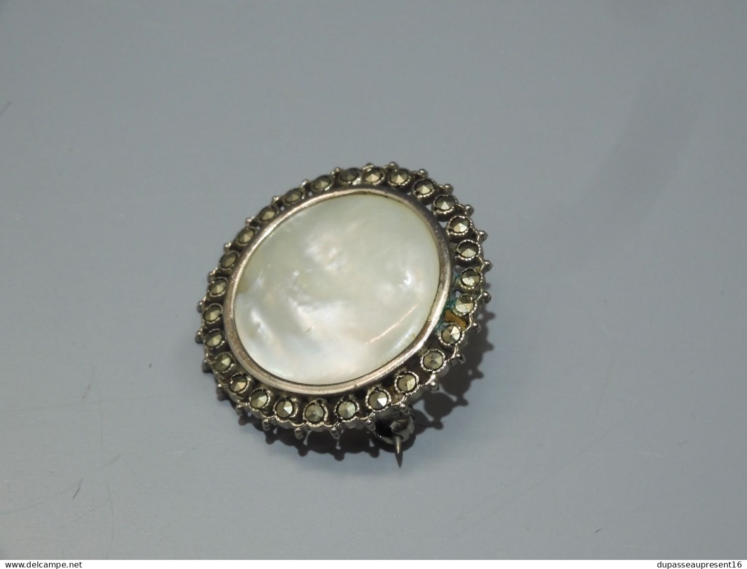 -BROCHE ANCIENNE RONDE TOUR MARCASSITES CENTRE NACRE Poinçon Tête Sanglier      E - Brooches