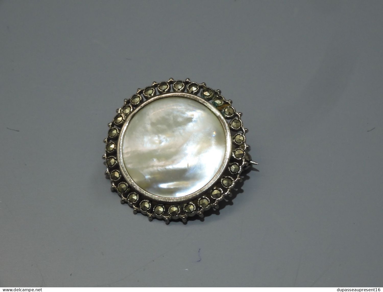 -BROCHE ANCIENNE RONDE TOUR MARCASSITES CENTRE NACRE Poinçon Tête Sanglier      E - Brooches