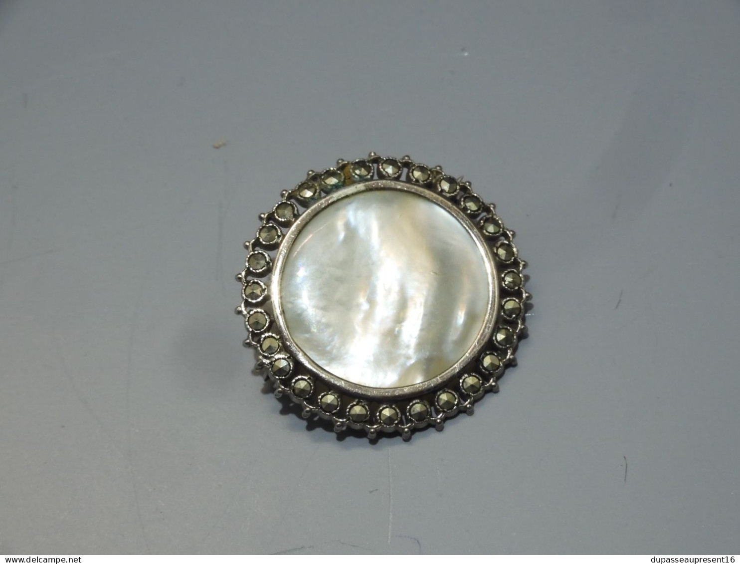 -BROCHE ANCIENNE RONDE TOUR MARCASSITES CENTRE NACRE Poinçon tête Sanglier      E