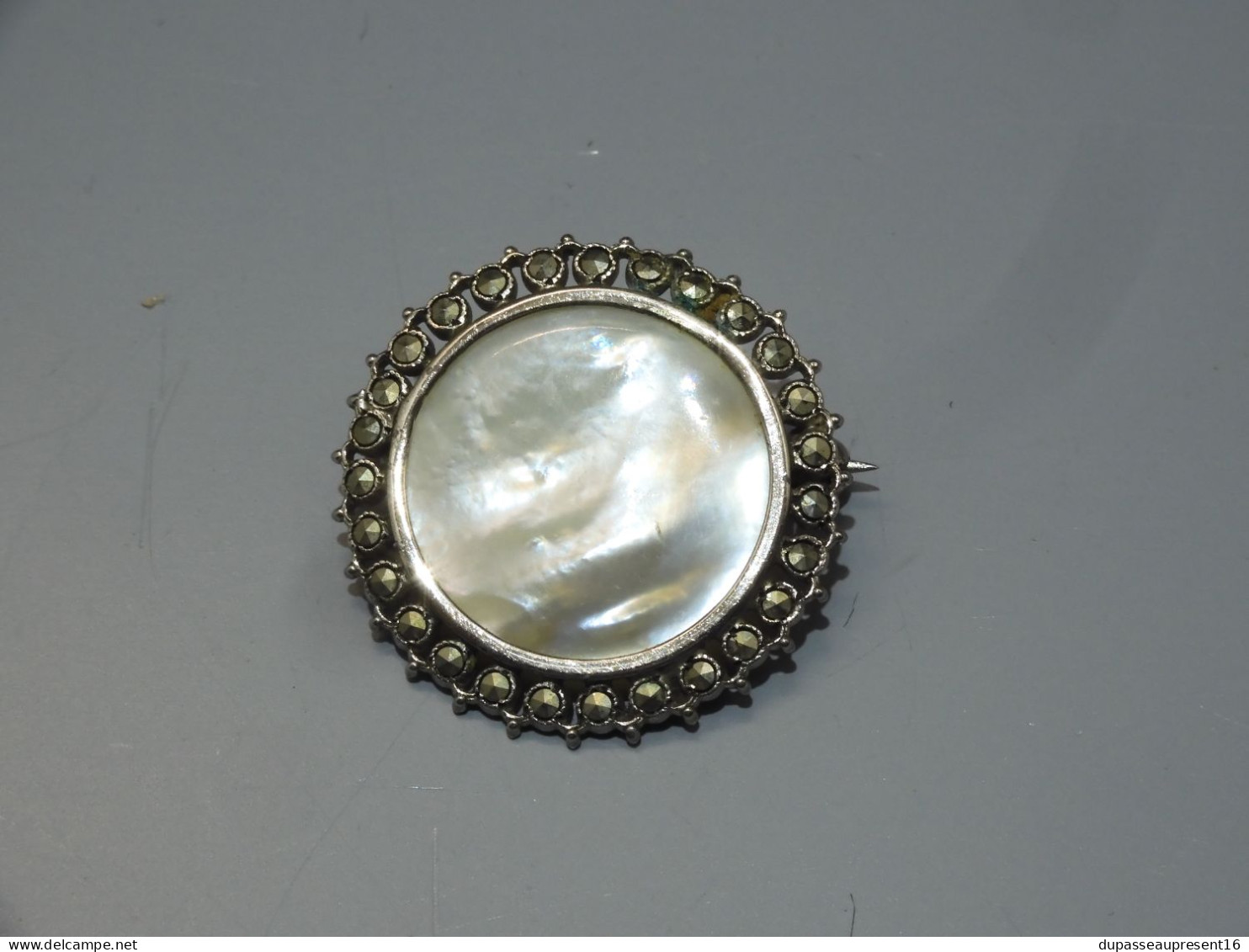 -BROCHE ANCIENNE RONDE TOUR MARCASSITES CENTRE NACRE Poinçon tête Sanglier      E