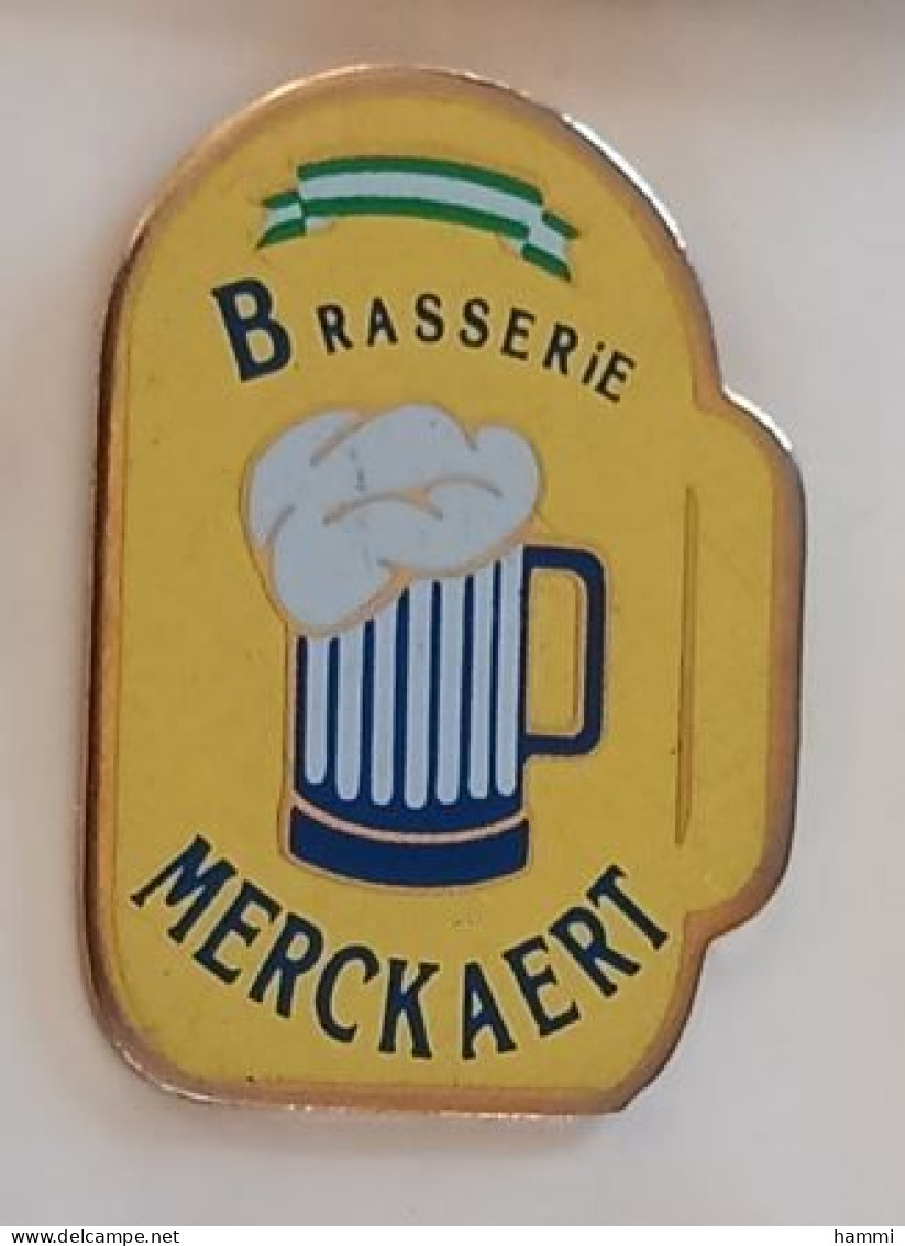 YY486 Pin's Chope Bière Beer Brasserie Merckaert SUISSE Fond Jaune Achat Immédiat - Bière