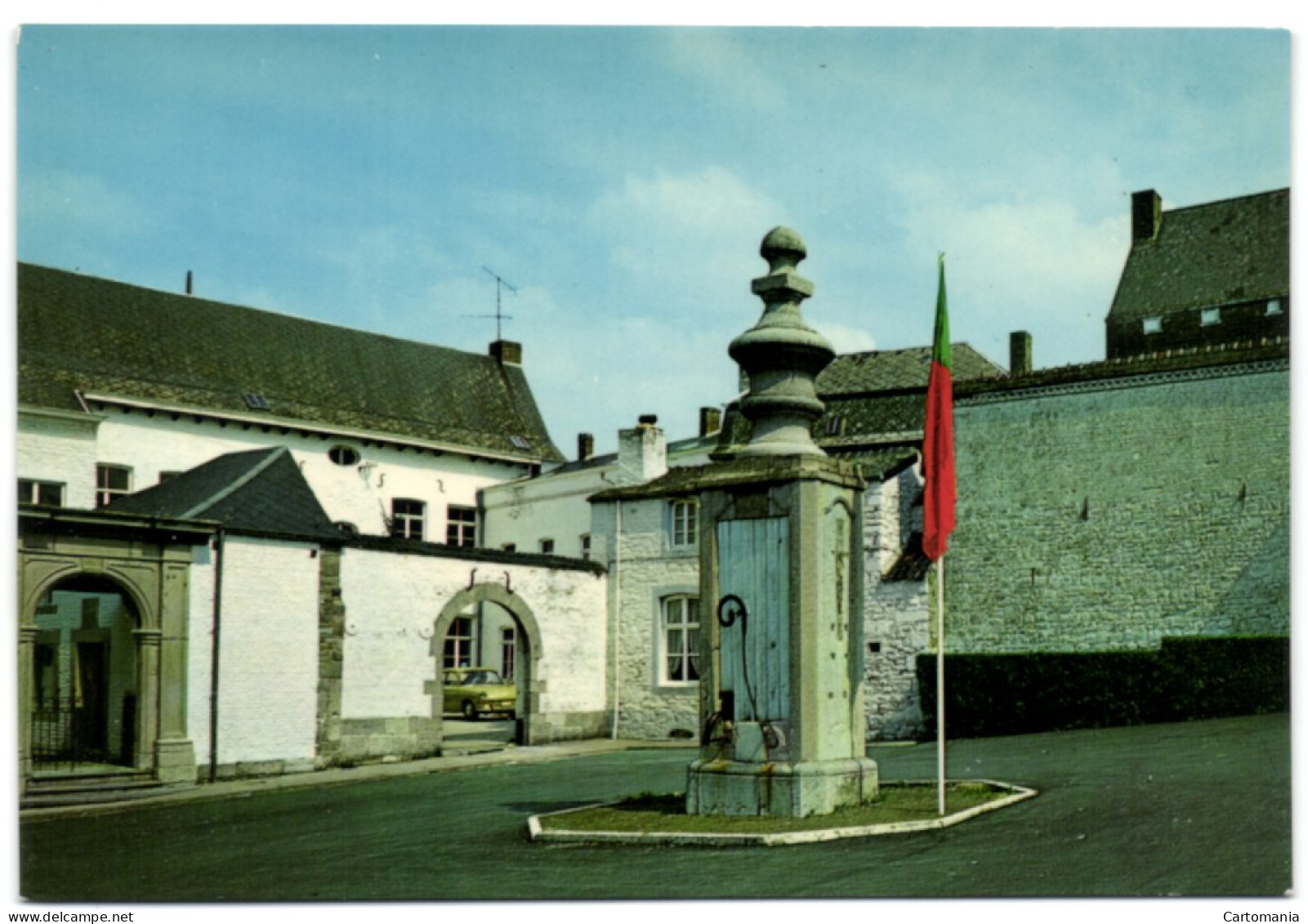 Fosses-la-Ville - Place Du Châpitre Et Sa Vieille Pompe - Fosses-la-Ville