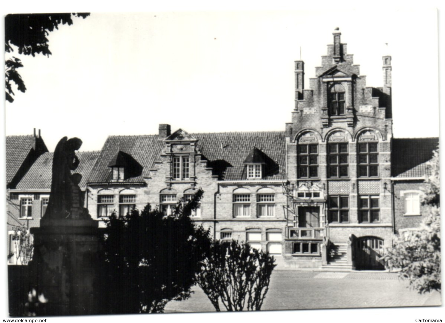 Nieuwkerke - Ieper - Monument Der Gesneuvelden En Gemeentehuis - Hooglede