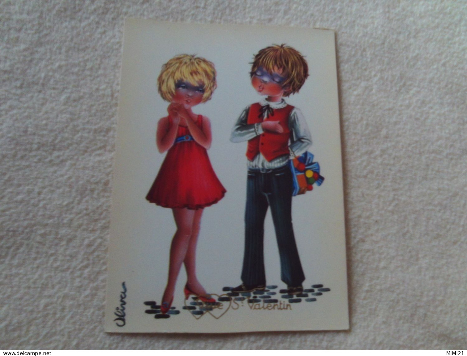 BELLE ILLUSTRATION ROMANTIQUE .."VIVE ST VALENTIN" ...JEUNES AMOUREUX ET CADEAUX..SIGNE OLIVA ? - Valentinstag