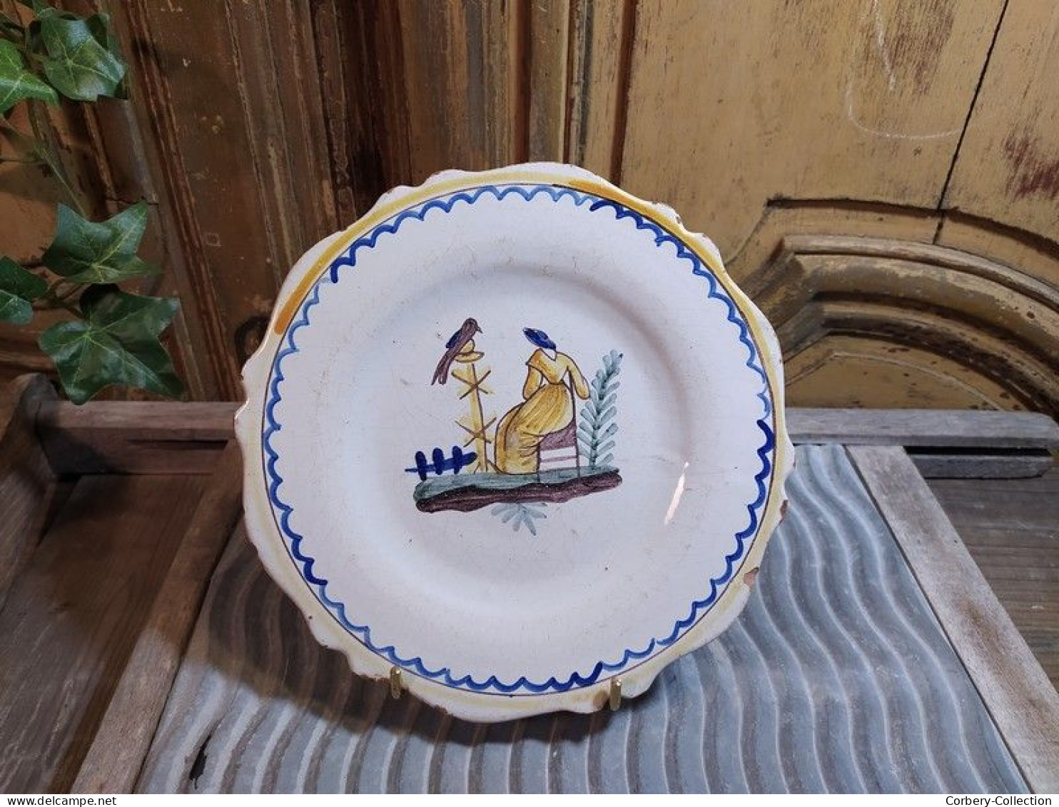 Ancienne Assiette Faïence De Nevers XVIIIe Décor Femme Oiseau - Nevers (FRA)