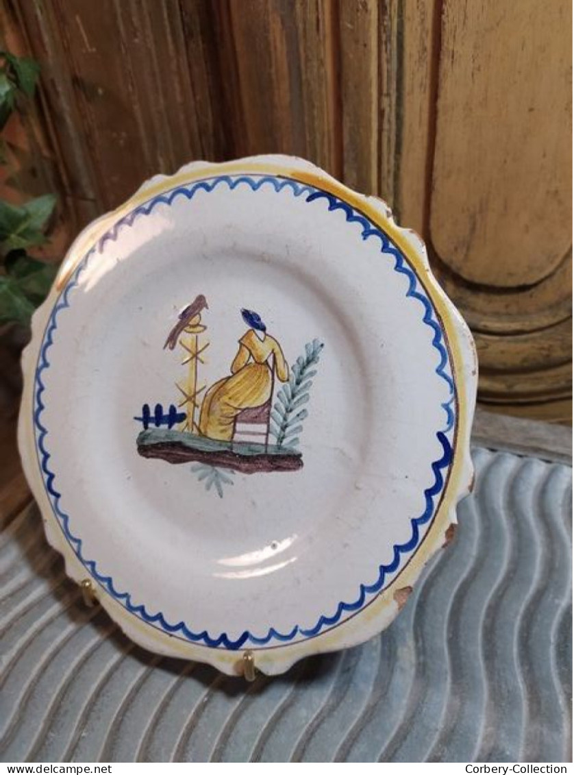 Ancienne Assiette Faïence De Nevers XVIIIe Décor Femme Oiseau - Nevers (FRA)