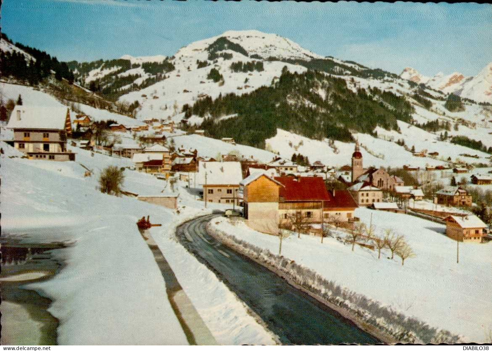 GRAND BORNAND       ( HAUTE- SAVOIE )   LE LACHAT DE CHATILLON. A DROITE , LA POINTE PERCEE - Le Grand Bornand