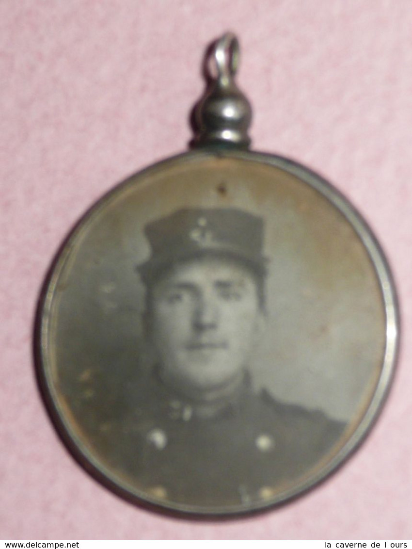 Rare Ancien Pendentif Porte-photo En Métal Et Verre Photos Portraits Militaires - Pendentifs