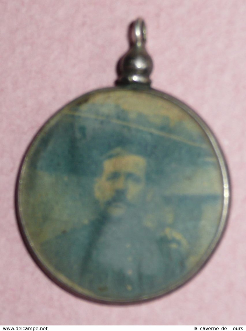 Rare Ancien Pendentif Porte-photo En Métal Et Verre Photos Portraits Militaires - Pendenti