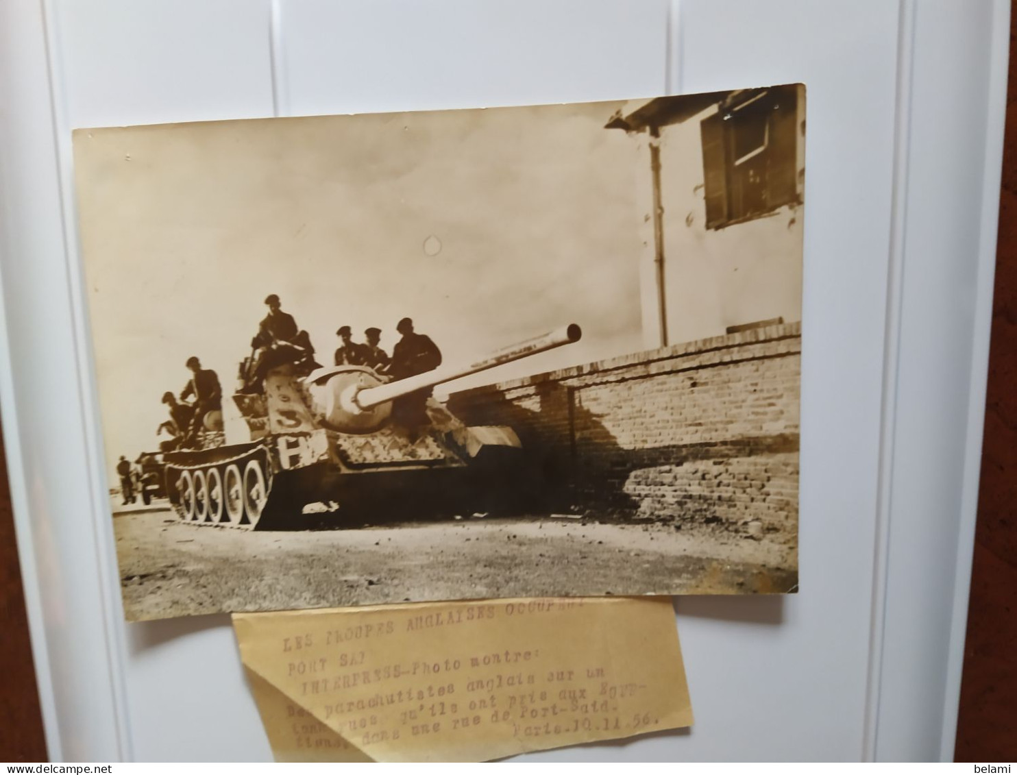 Guerre De Suez Les Parachutistes Anglais Sur Un Tank Russe  Capturé Aux Egyptien à Port Said    (10/ 11/ 1956 ) - Vehicles