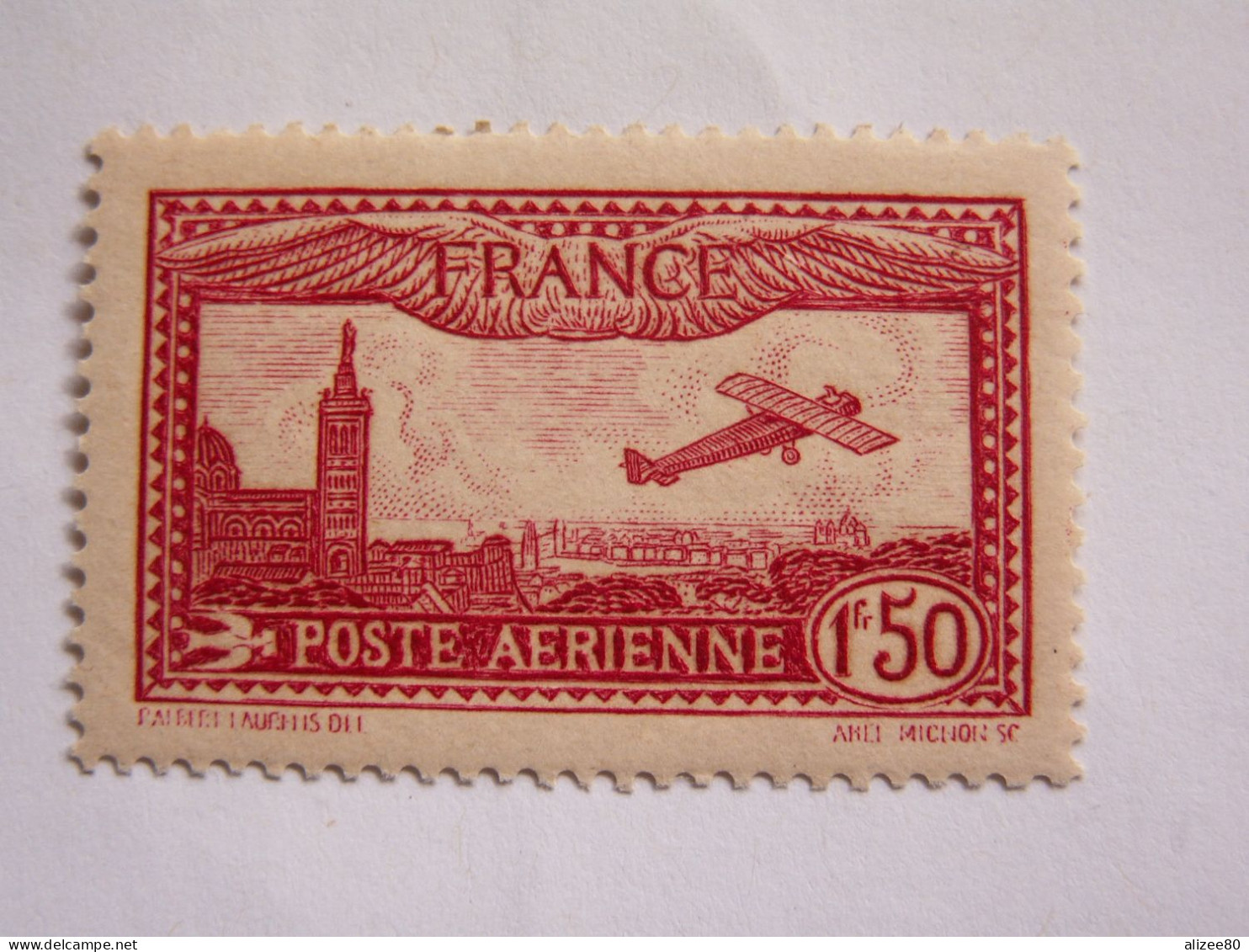 TIMBR    NEUF * Poste Aérienne - AVION  SURVOLLANT  MARSEILLE  1,50 Carmin  Cote 47 Euro - Unused Stamps