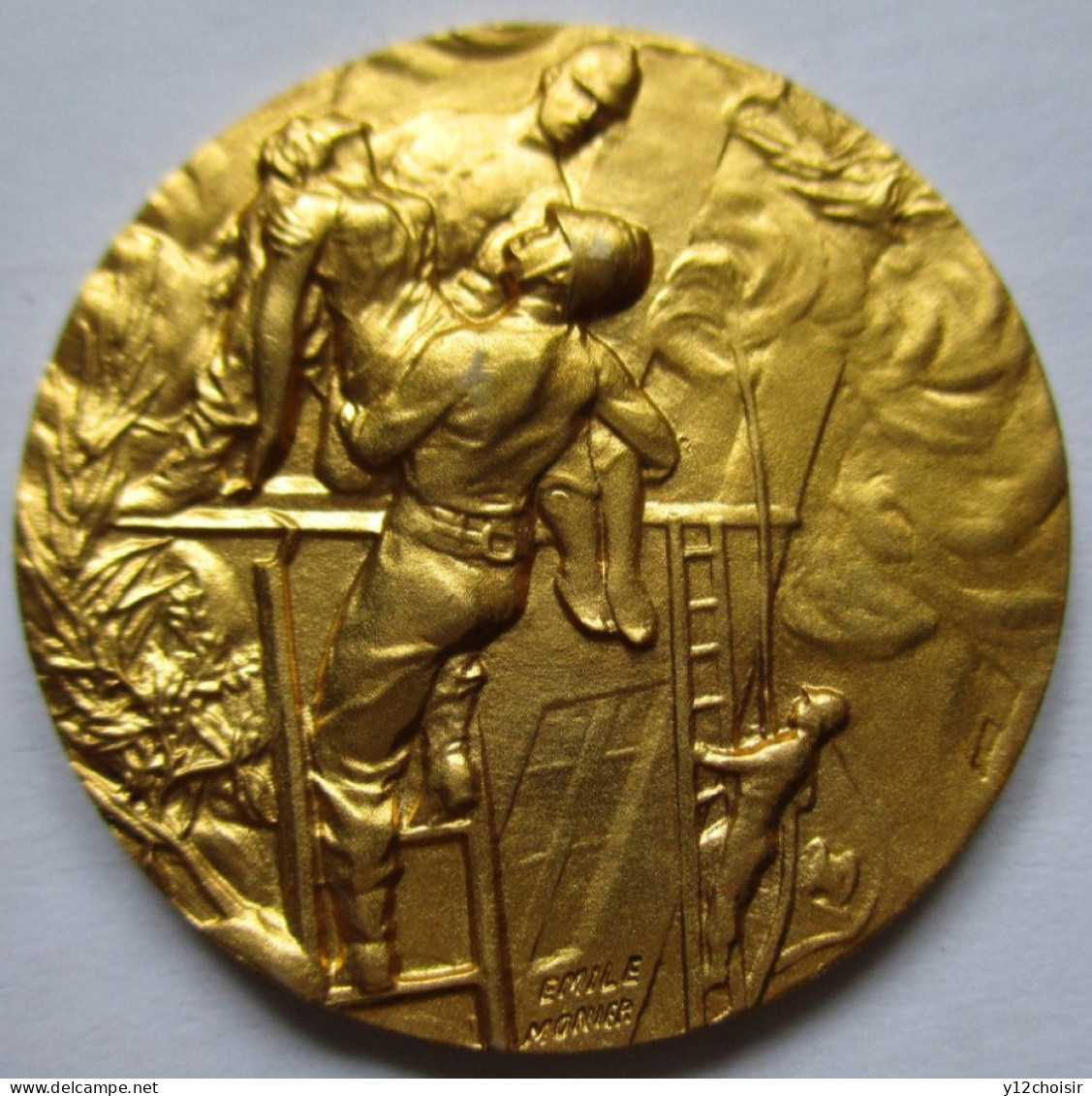 BELLE MEDAILLE SAPEURS POMPIERS POMPIER . EMILE MONIER . BRONZE PLAQUé OR ?  SP SAUVANT UNE FEMME DES FLAMMES  LO MATTEI - Brandweer