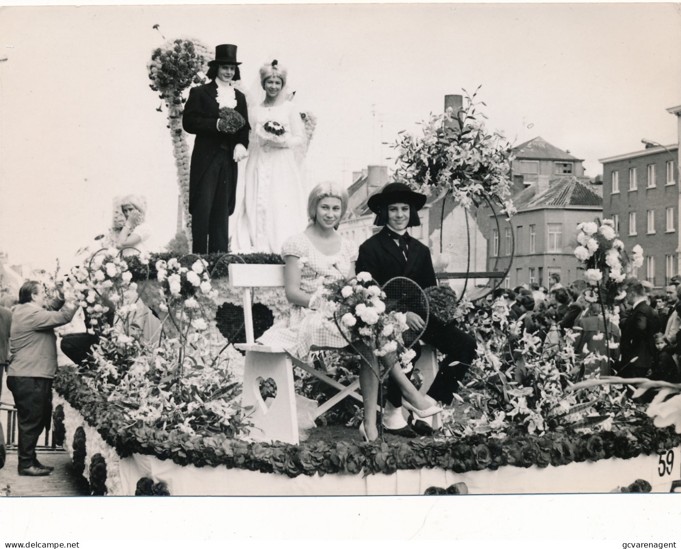 GENT  FOTO 15 X 11 CM 1963   BLOEMENCORSO - PRAALWAGEN DE GELIEFDEN VAN PEYNET     ZIE AFBEELDINGEN - Zele