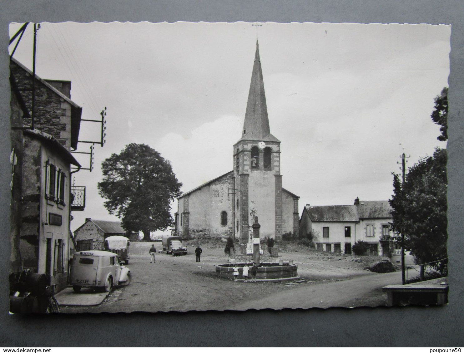 CP 63 Puy De Dôme CHAPDES BEAUFORT Prés Pontgibaud  L'église Le Monument Aux Morts Voiture Fourgonnette Renault  1950 - Maringues