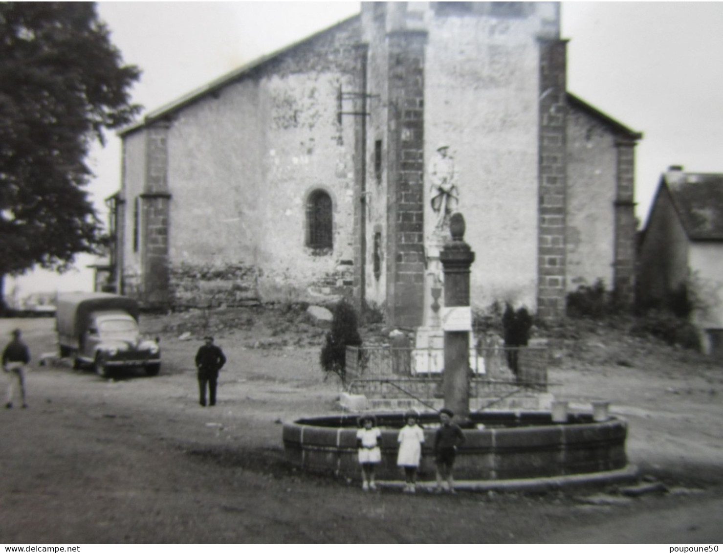 CP 63 Puy De Dôme CHAPDES BEAUFORT Prés Pontgibaud  L'église Le Monument Aux Morts Voiture Fourgonnette Renault  1950 - Maringues
