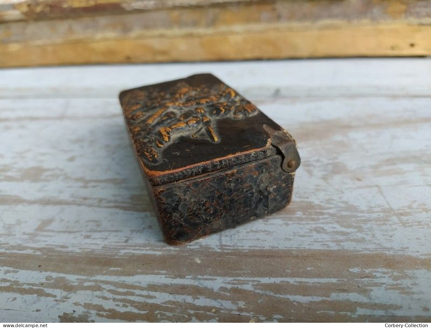 Ancienne Boite à Tabac Laque Relief Chasseurs Bandits - Empty Tobacco Boxes