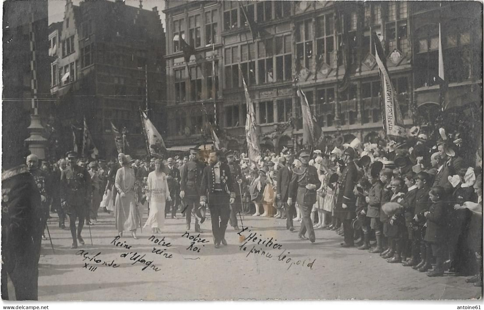 BRUXELLES -- Carte Photo -- Arrivée Du Roi Et Reine D'Espagne à Bruxelles - Celebridades