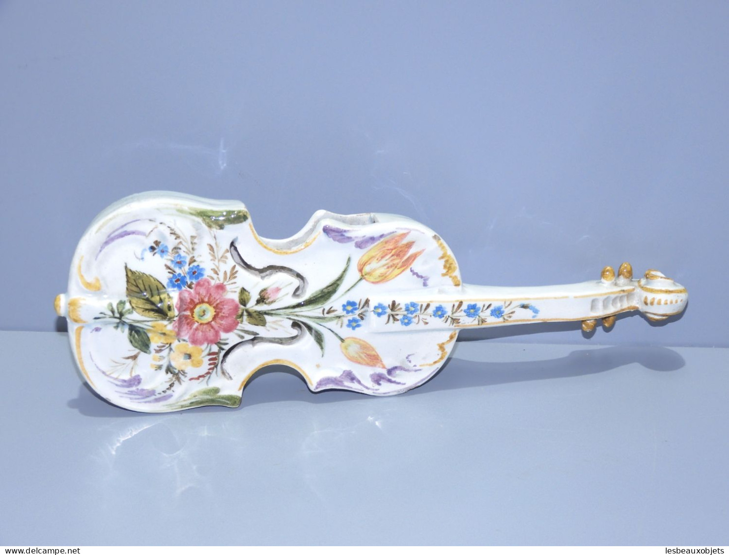 -VIOLON CERAMIQUE FLEURIE PORTE BOUQUET Signé CBV Avec Une Couronne Vitrine   E - Autres & Non Classés